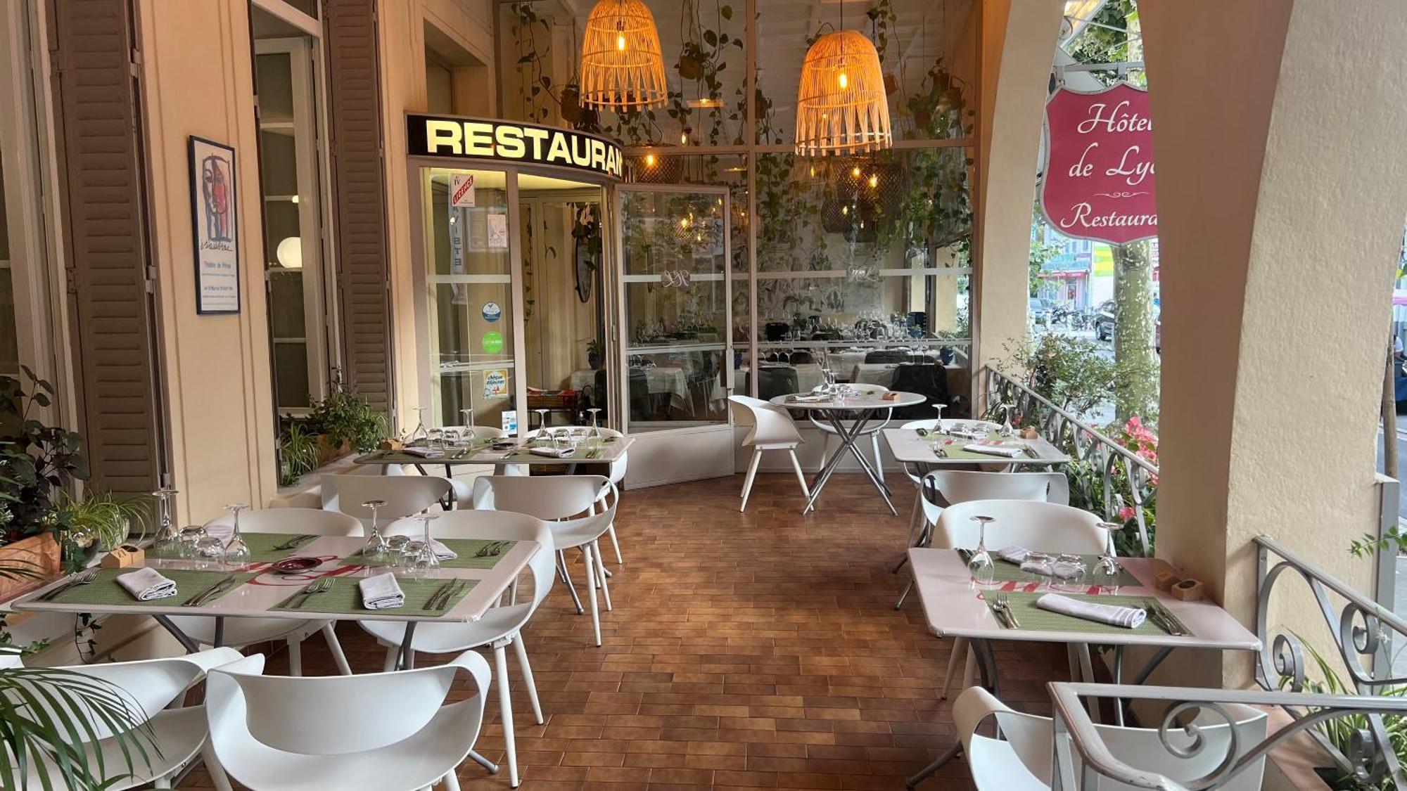 Logis Hotel Restaurant Grand Hotel De Lyon วาล-เลส์-แบ็งส์ ภายนอก รูปภาพ