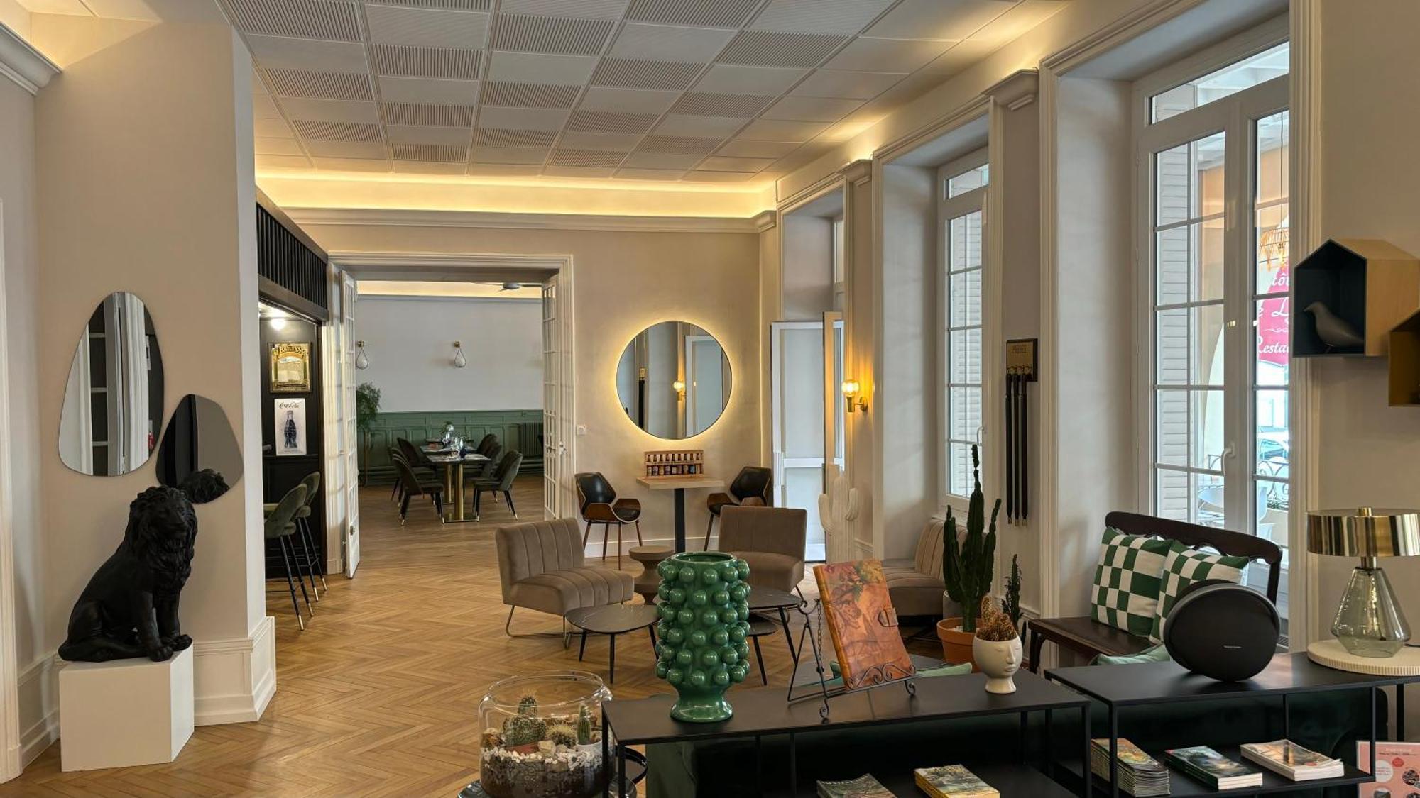 Logis Hotel Restaurant Grand Hotel De Lyon วาล-เลส์-แบ็งส์ ภายนอก รูปภาพ