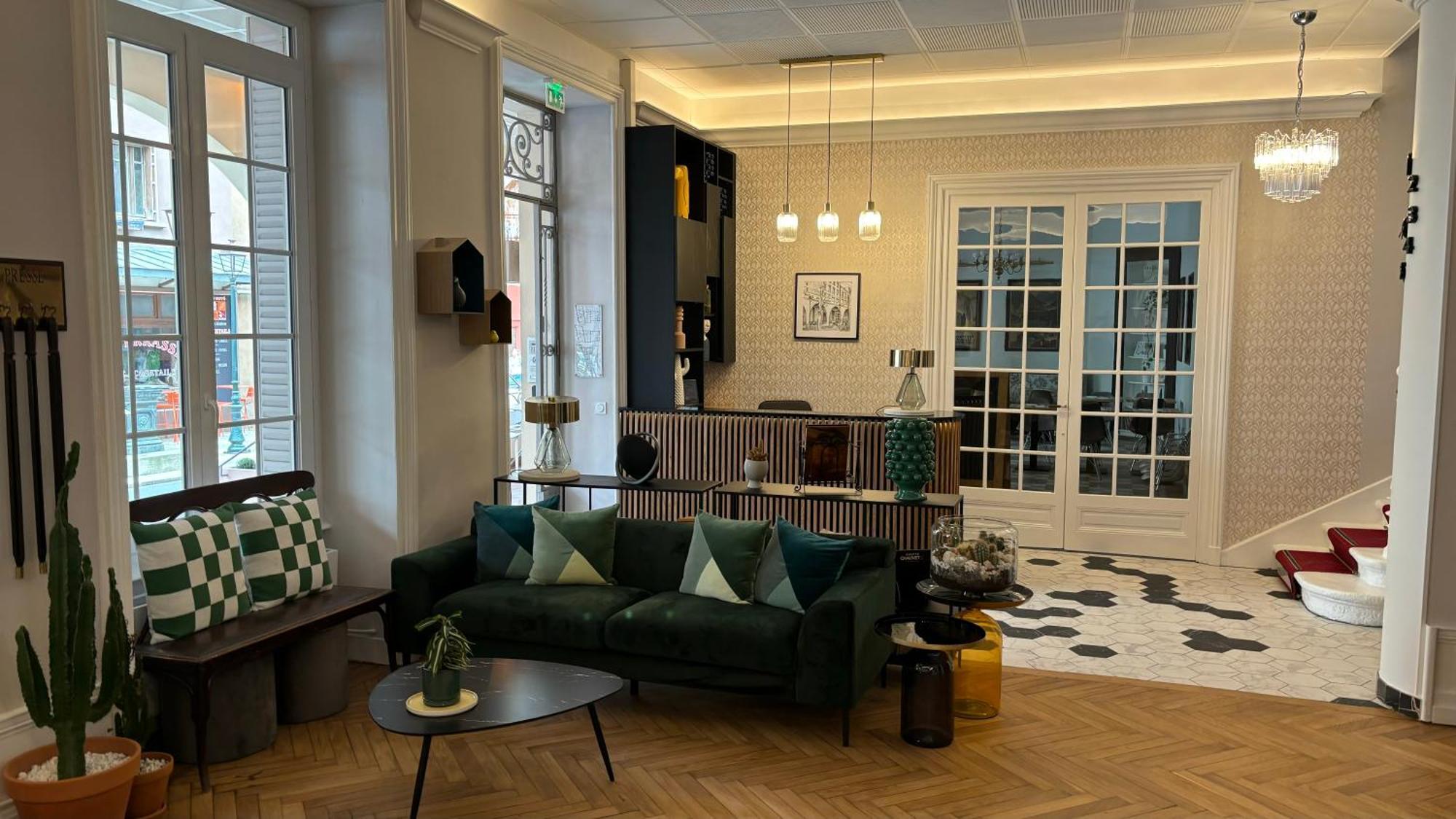 Logis Hotel Restaurant Grand Hotel De Lyon วาล-เลส์-แบ็งส์ ภายนอก รูปภาพ