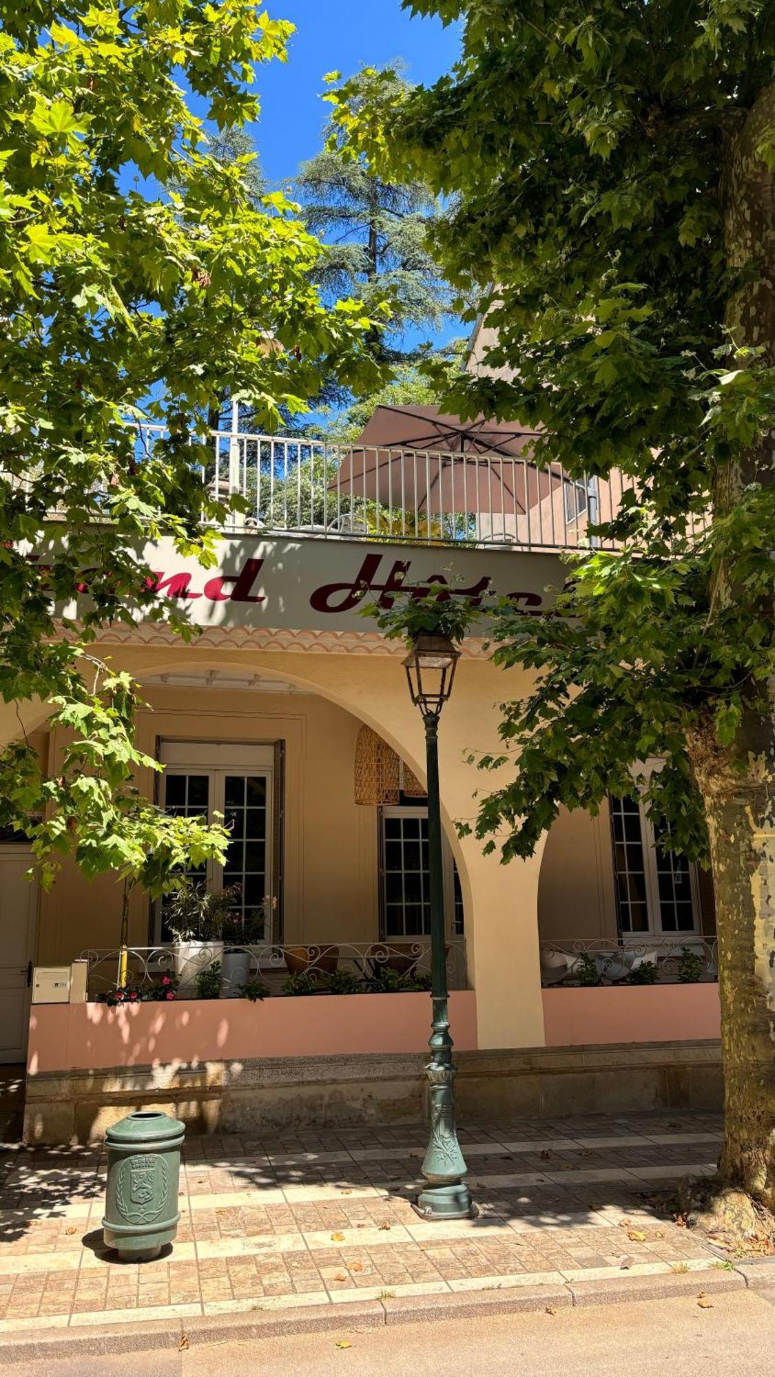 Logis Hotel Restaurant Grand Hotel De Lyon วาล-เลส์-แบ็งส์ ภายนอก รูปภาพ