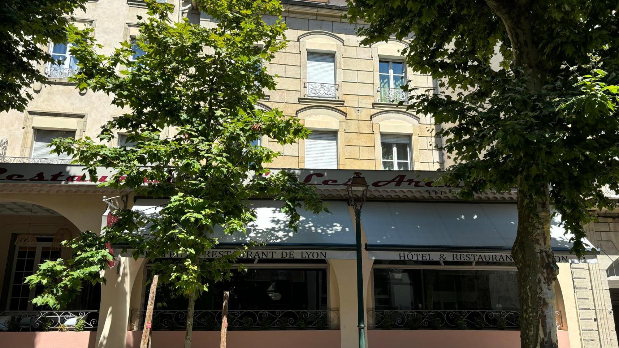 Logis Hotel Restaurant Grand Hotel De Lyon วาล-เลส์-แบ็งส์ ภายนอก รูปภาพ