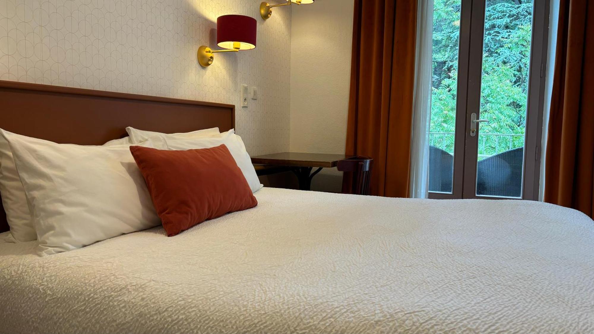 Logis Hotel Restaurant Grand Hotel De Lyon วาล-เลส์-แบ็งส์ ภายนอก รูปภาพ