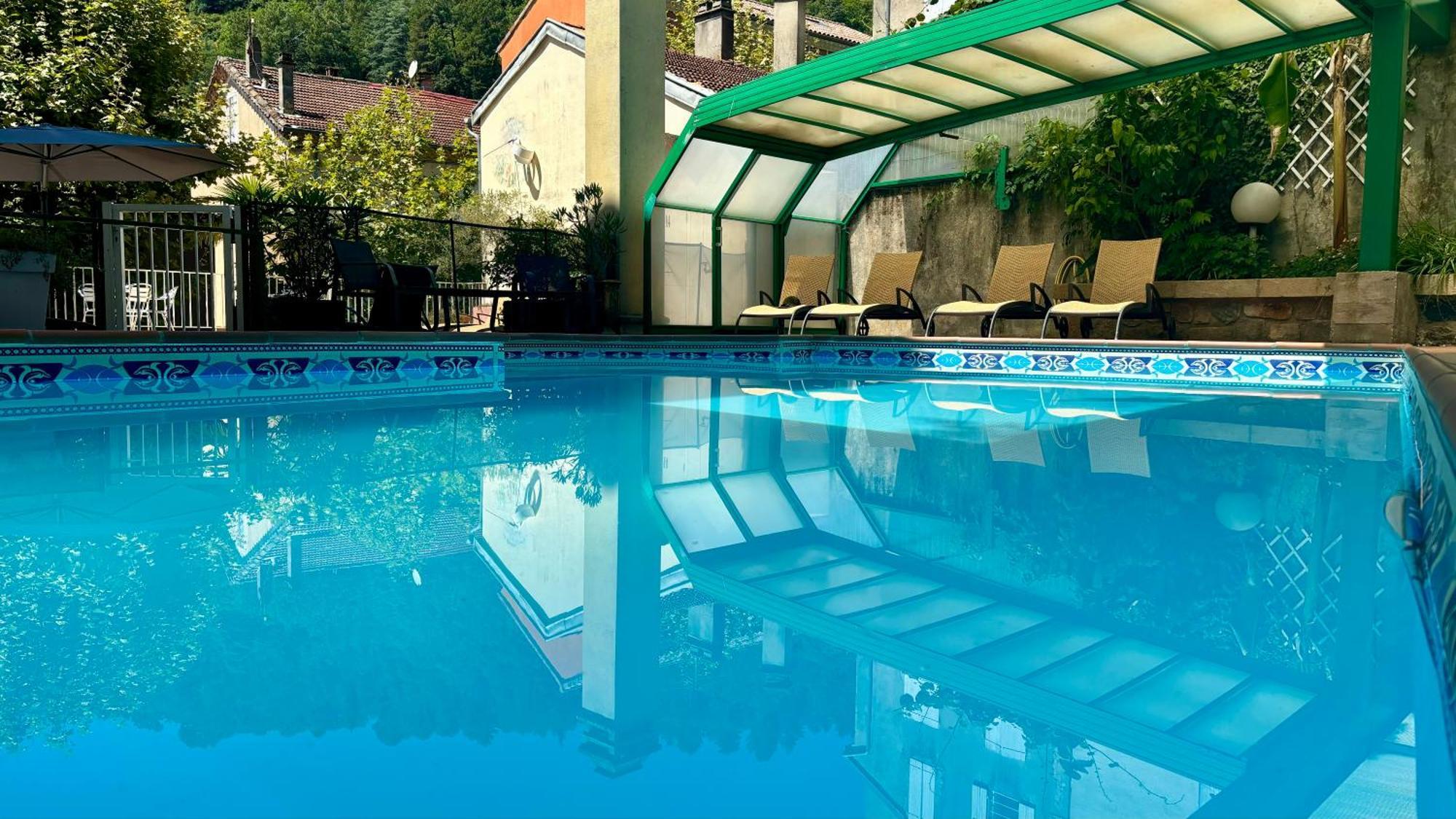 Logis Hotel Restaurant Grand Hotel De Lyon วาล-เลส์-แบ็งส์ ภายนอก รูปภาพ