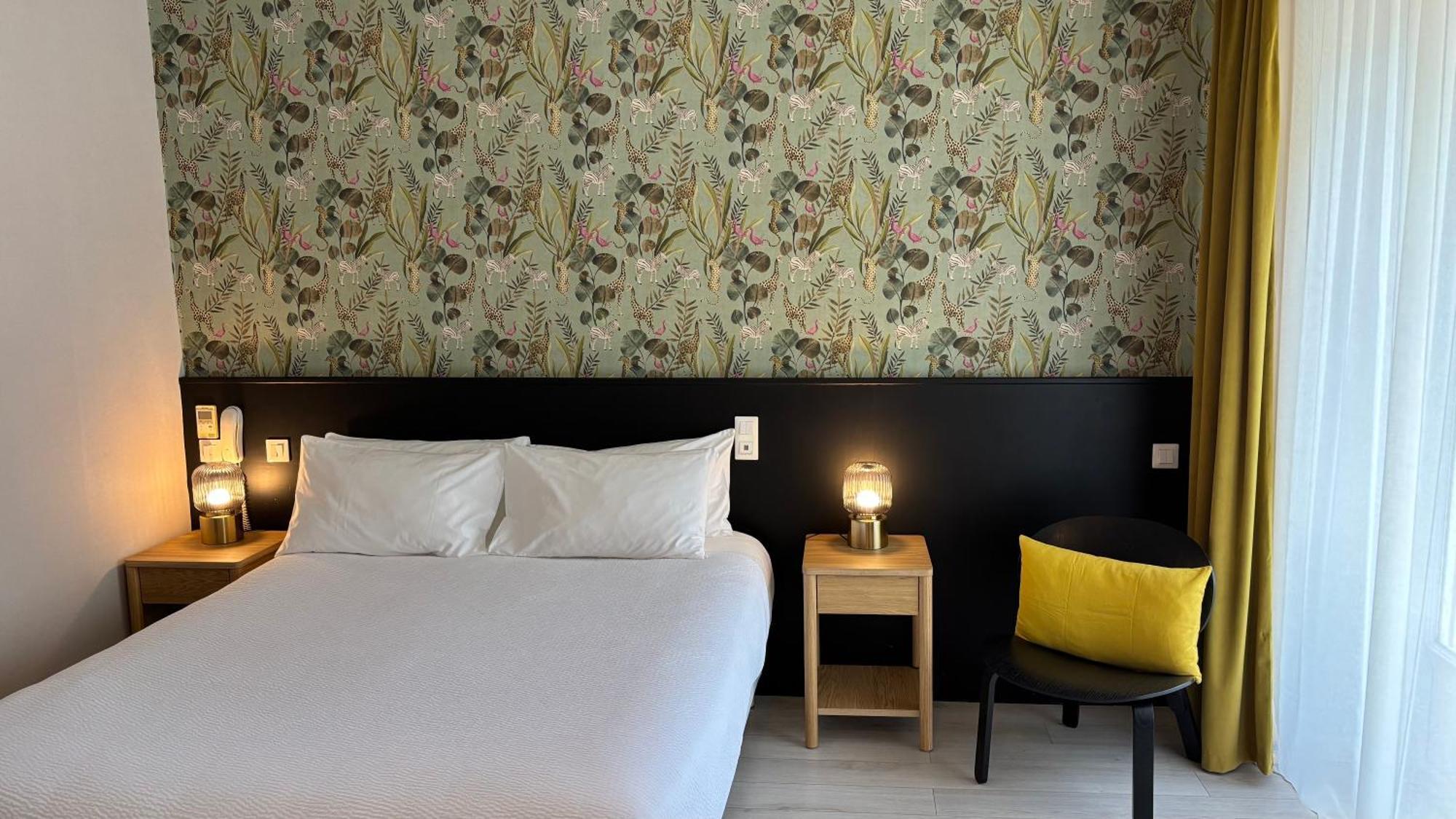 Logis Hotel Restaurant Grand Hotel De Lyon วาล-เลส์-แบ็งส์ ภายนอก รูปภาพ