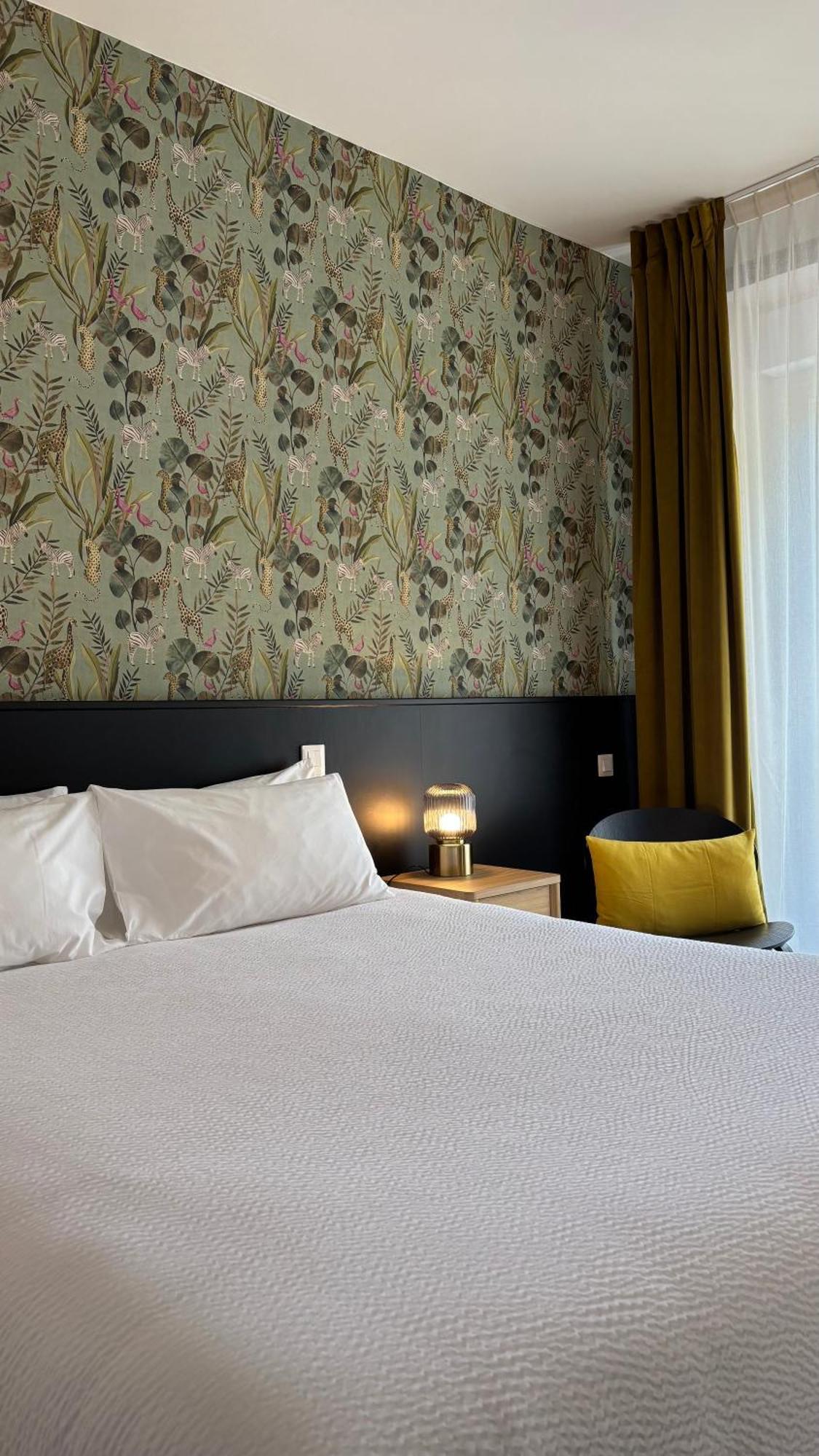 Logis Hotel Restaurant Grand Hotel De Lyon วาล-เลส์-แบ็งส์ ภายนอก รูปภาพ