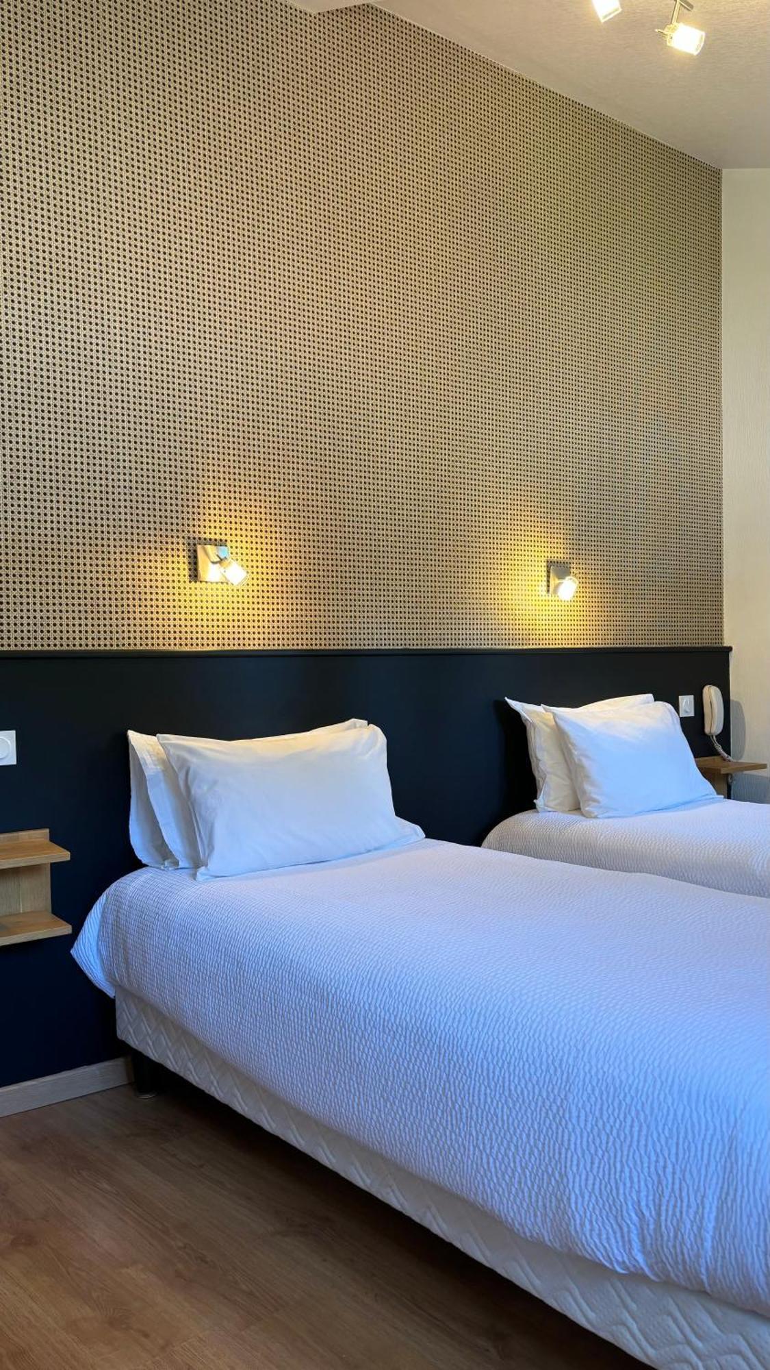 Logis Hotel Restaurant Grand Hotel De Lyon วาล-เลส์-แบ็งส์ ภายนอก รูปภาพ